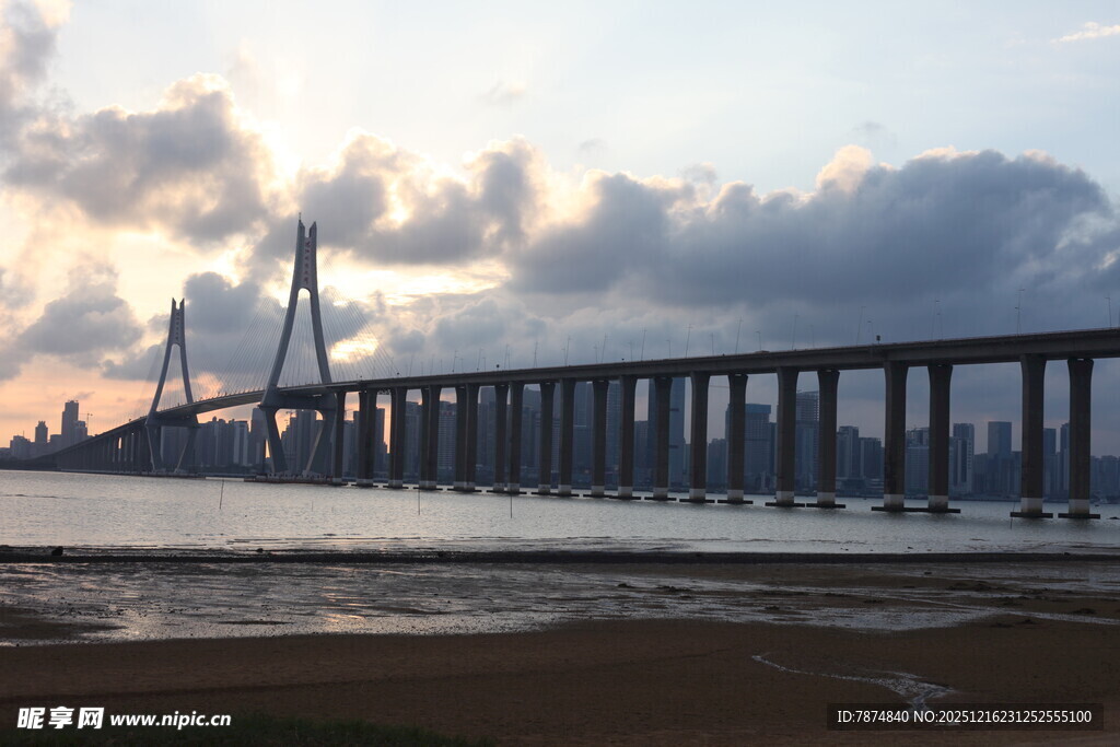 夕阳下的跨海大桥美景
