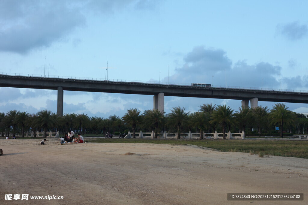 公路高架桥与开阔场地