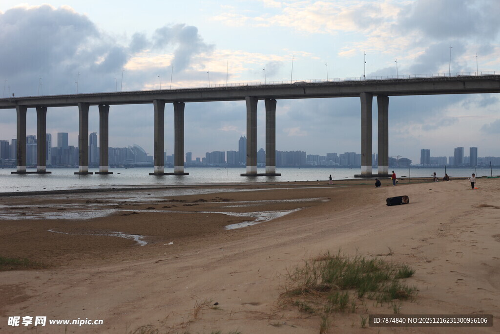 海滨大桥下的宁静沙滩