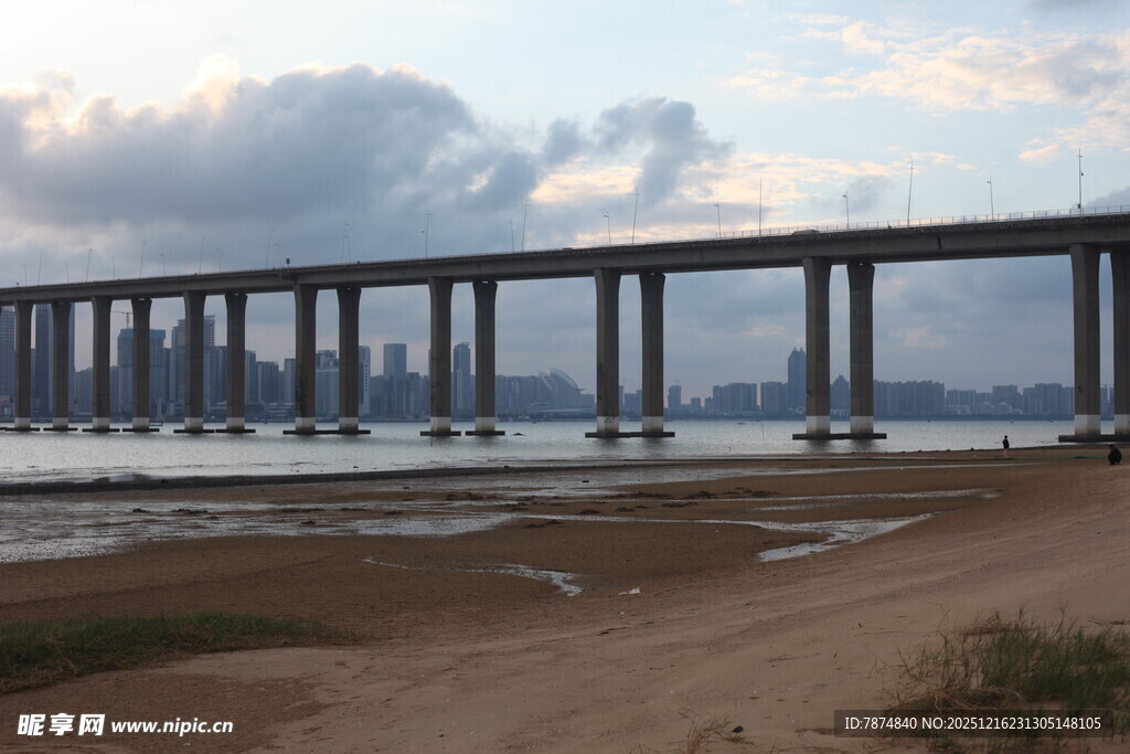 海上长桥与黄昏美景