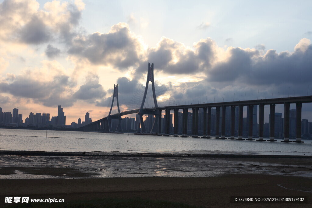 黄昏下的跨海大桥美景
