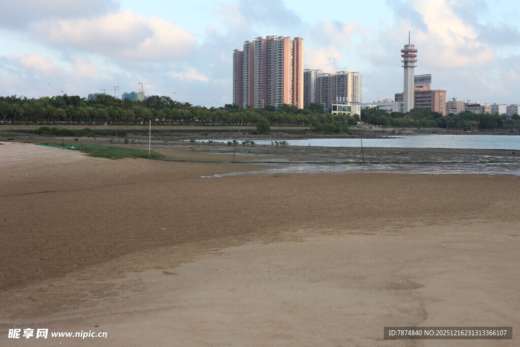 城市边的河岸沙滩景观