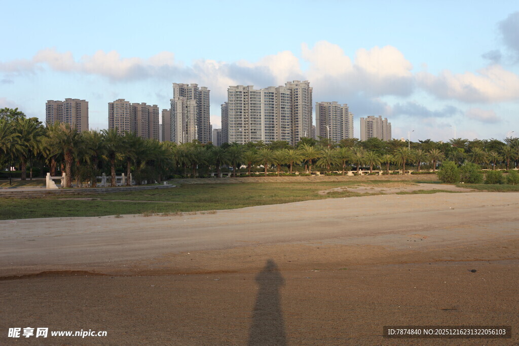 城市河畔风光与人物影子