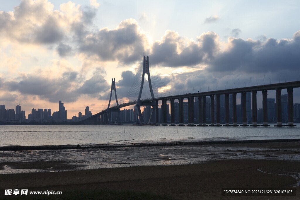 黄昏下的跨海大桥美景