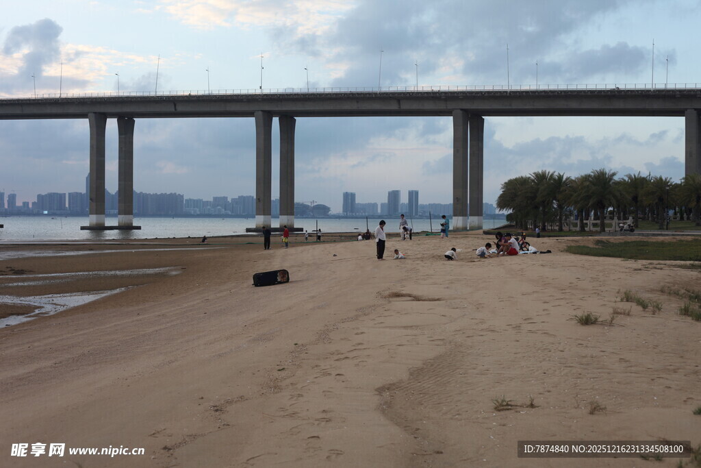 江边沙滩与远处桥梁风景
