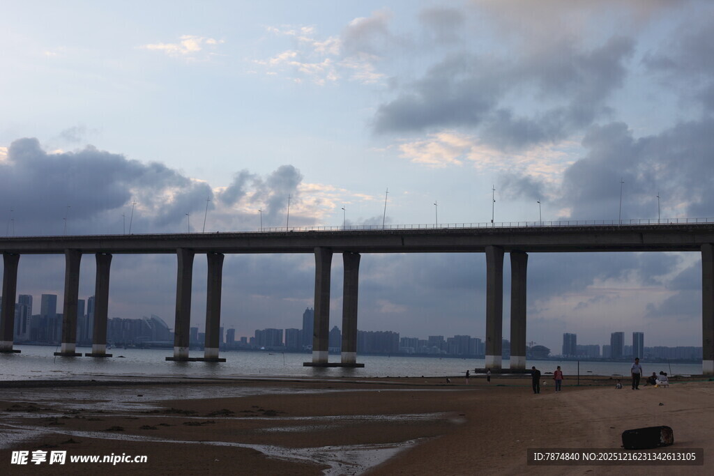 海上长桥横跨天际