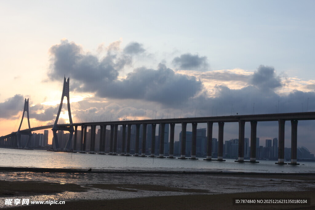 夕阳下的跨海大桥美景