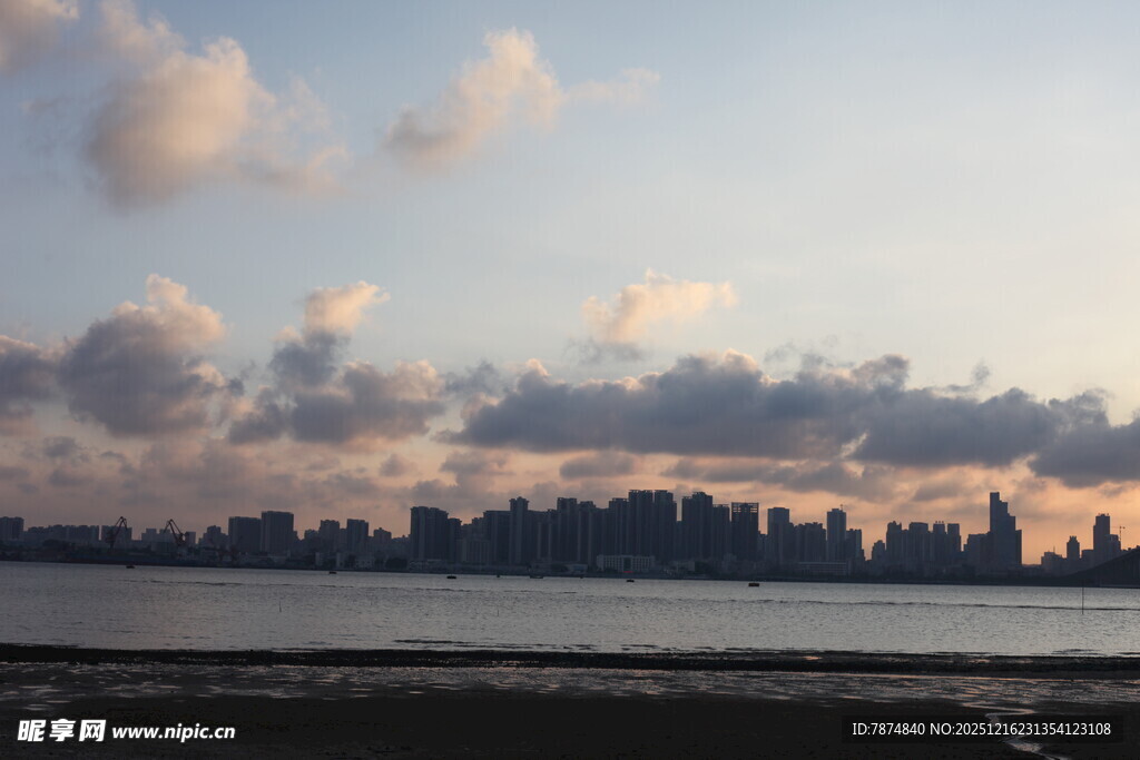 城市天际线与黄昏云彩