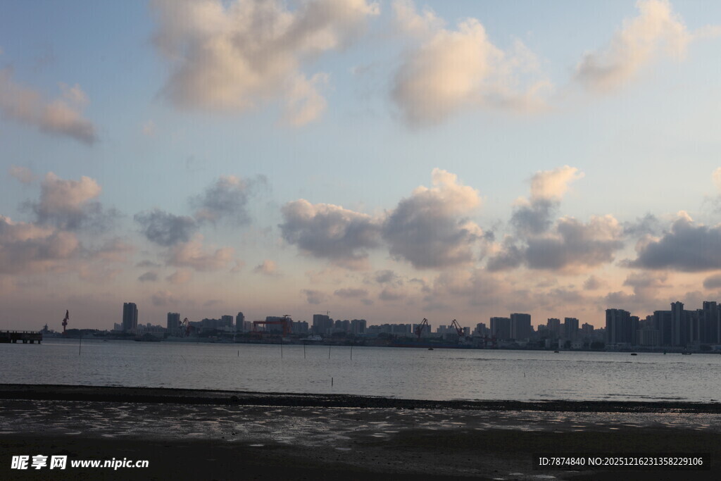 海滨城市黄昏天际美景