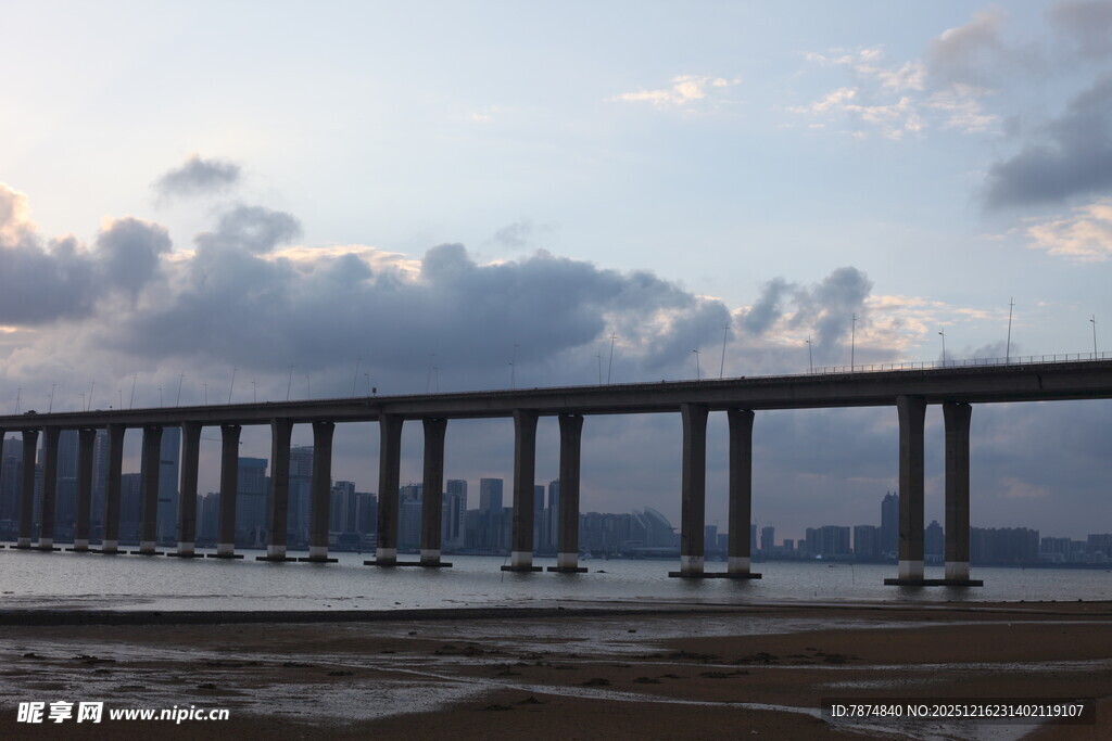 海上长桥映天际
