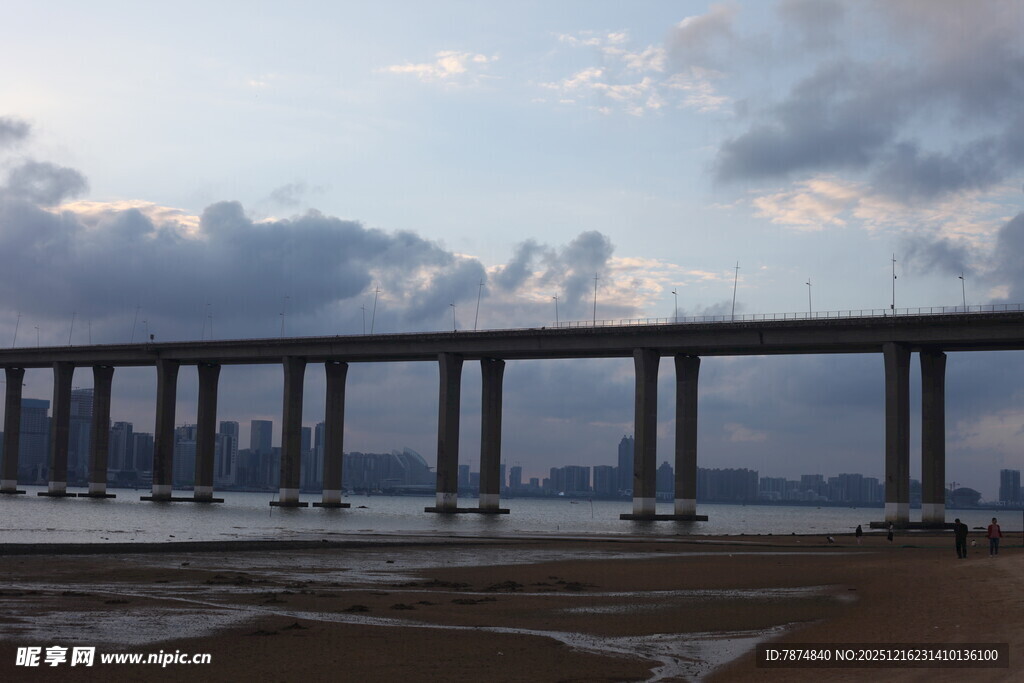 跨海大桥与天边云霞美景
