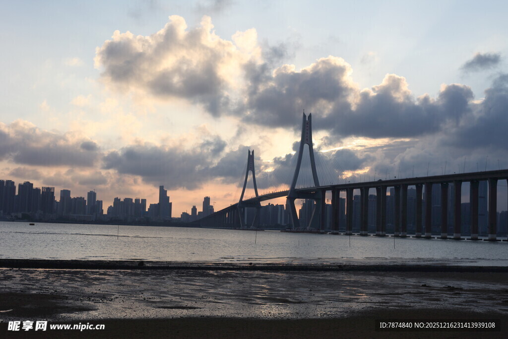 黄昏下的城市桥梁风景
