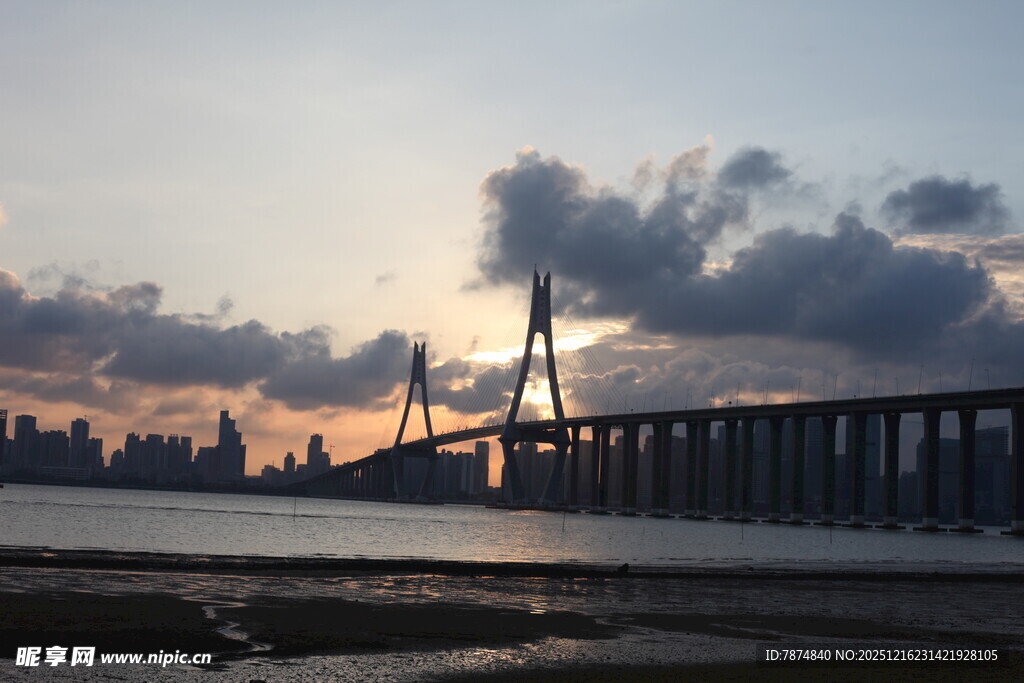 黄昏下的跨海大桥美景