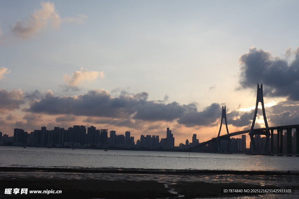 黄昏下的城市桥梁美景