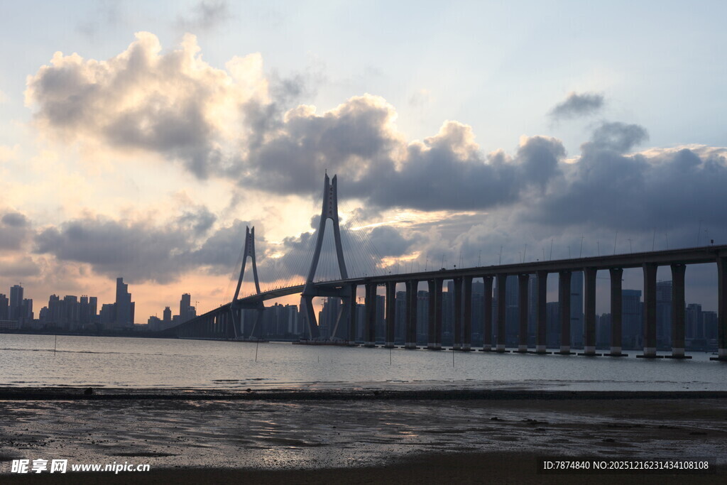 黄昏下的跨海大桥美景
