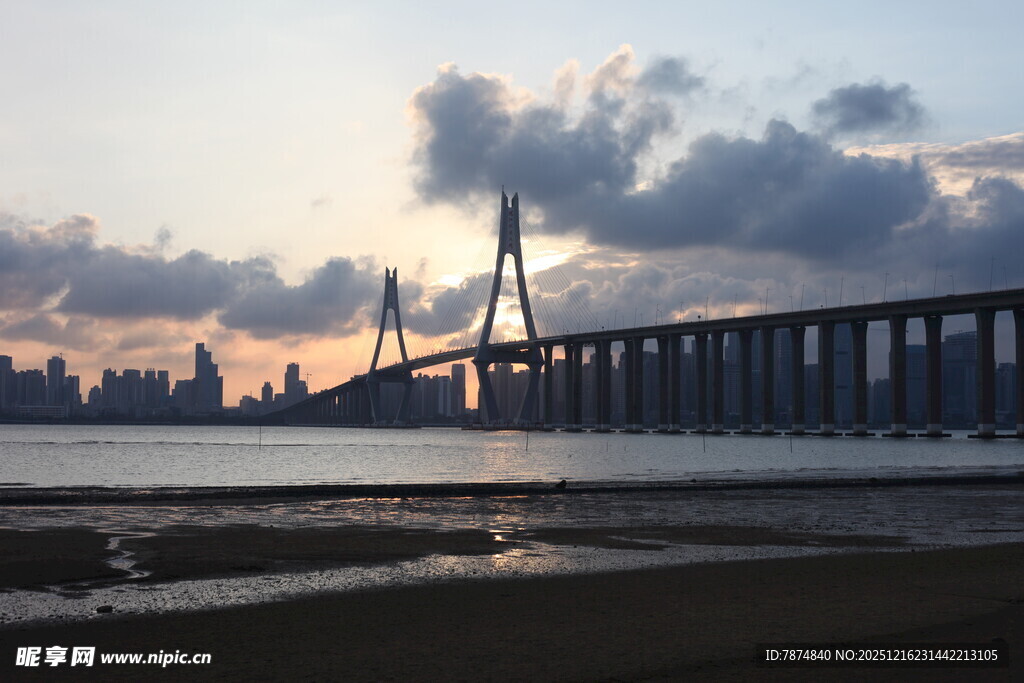 黄昏下的跨海大桥美景