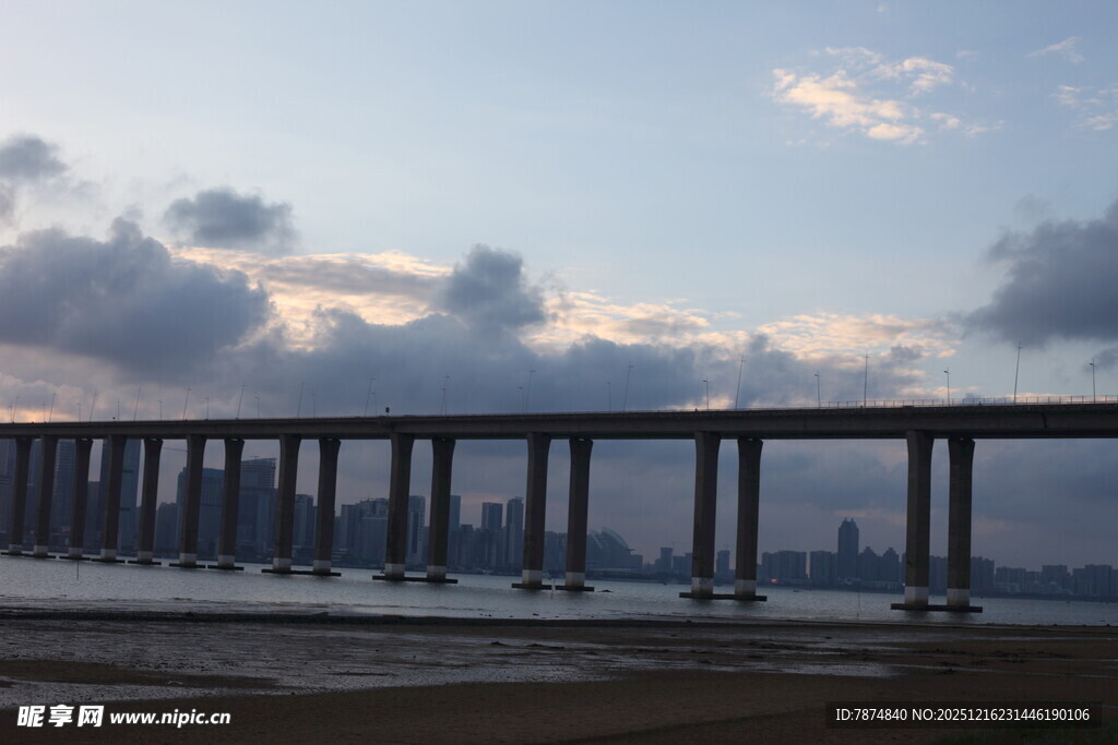 黄昏下的跨海大桥美景