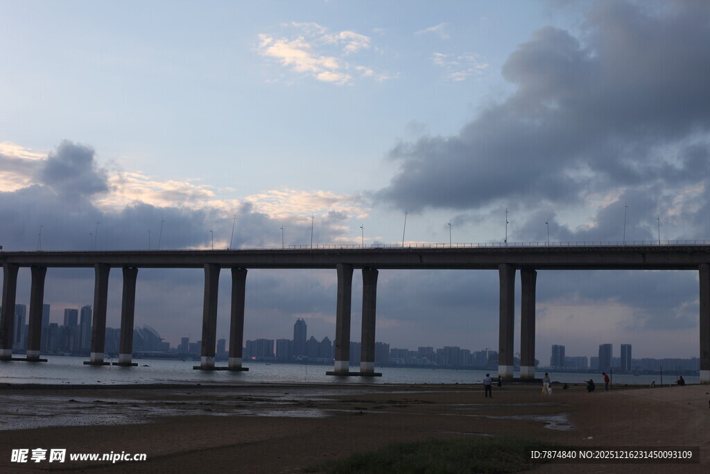 黄昏下的桥梁远景