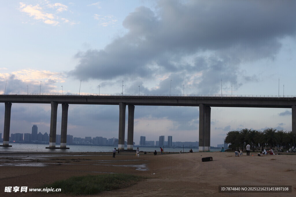黄昏下的跨海大桥景观