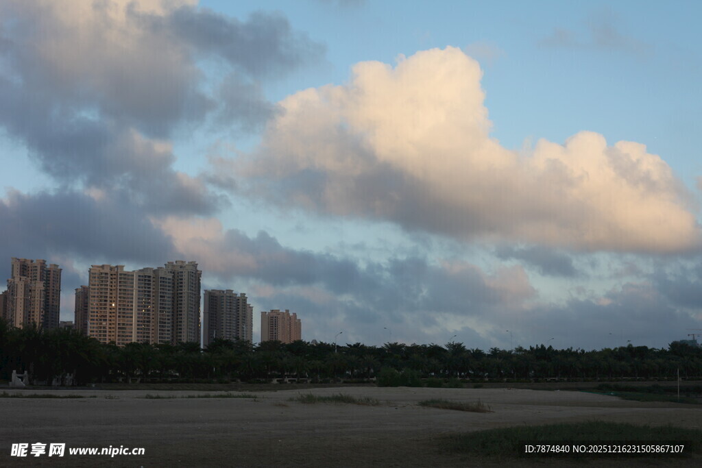 城市黄昏下的天空与建筑