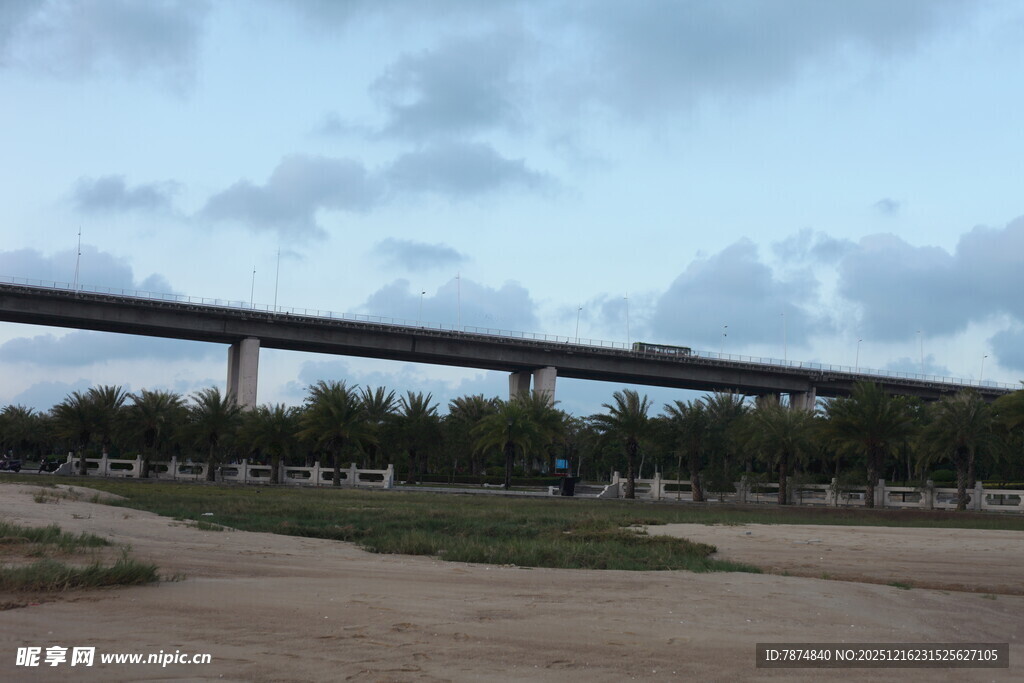 郊外高架桥与开阔景象