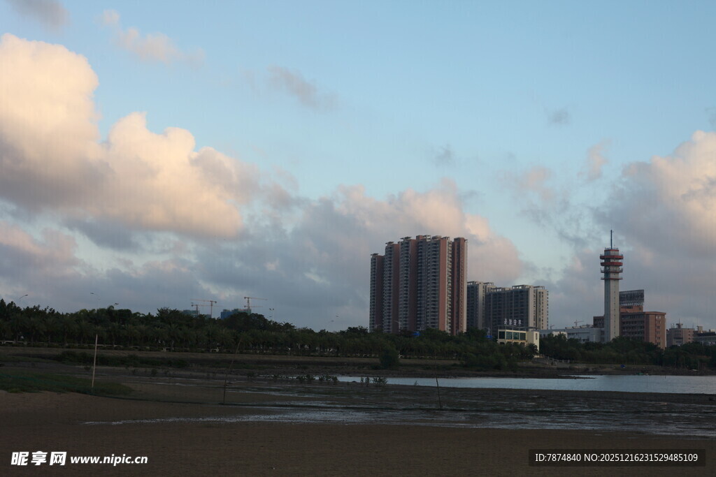 城市河畔黄昏美景