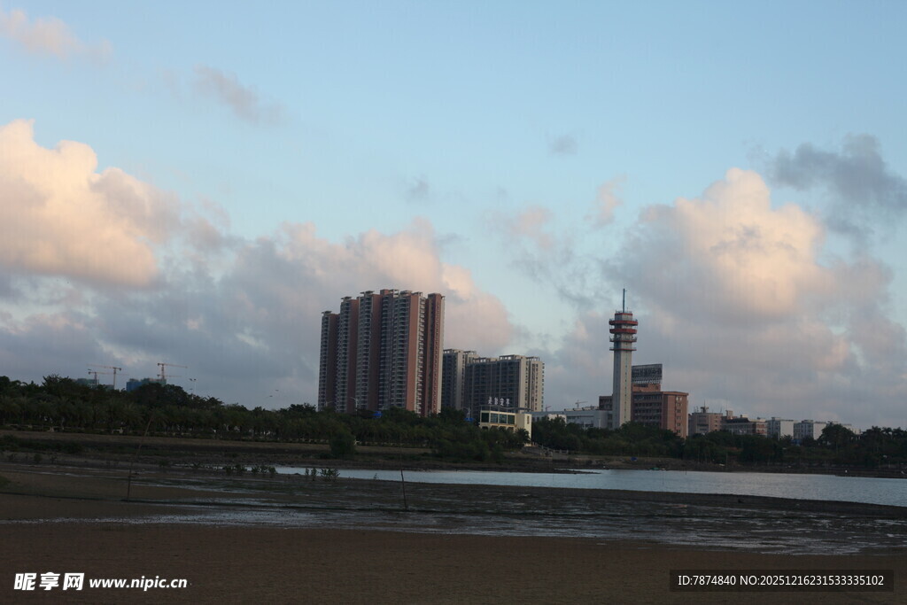 城市河畔黄昏美景