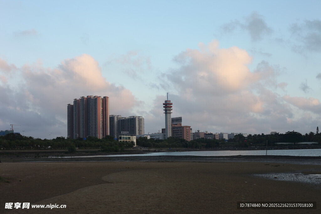 海滨城市黄昏天际线景观