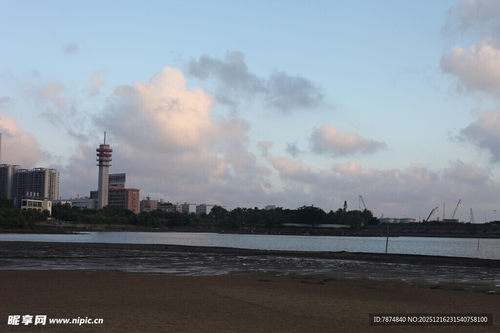 海滨城市黄昏美景