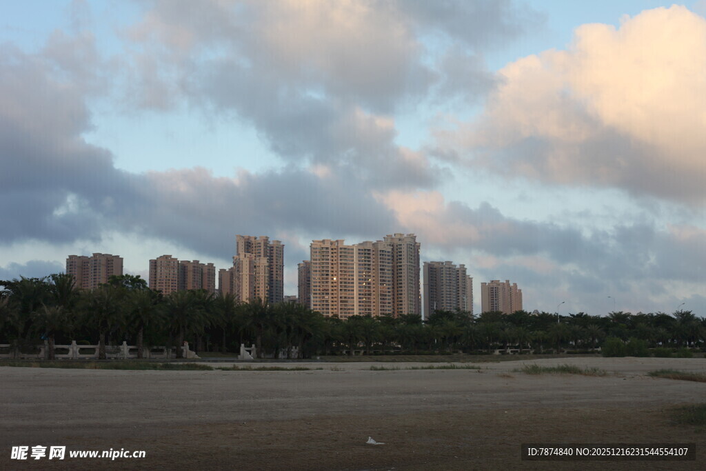 城市天际线与黄昏云彩