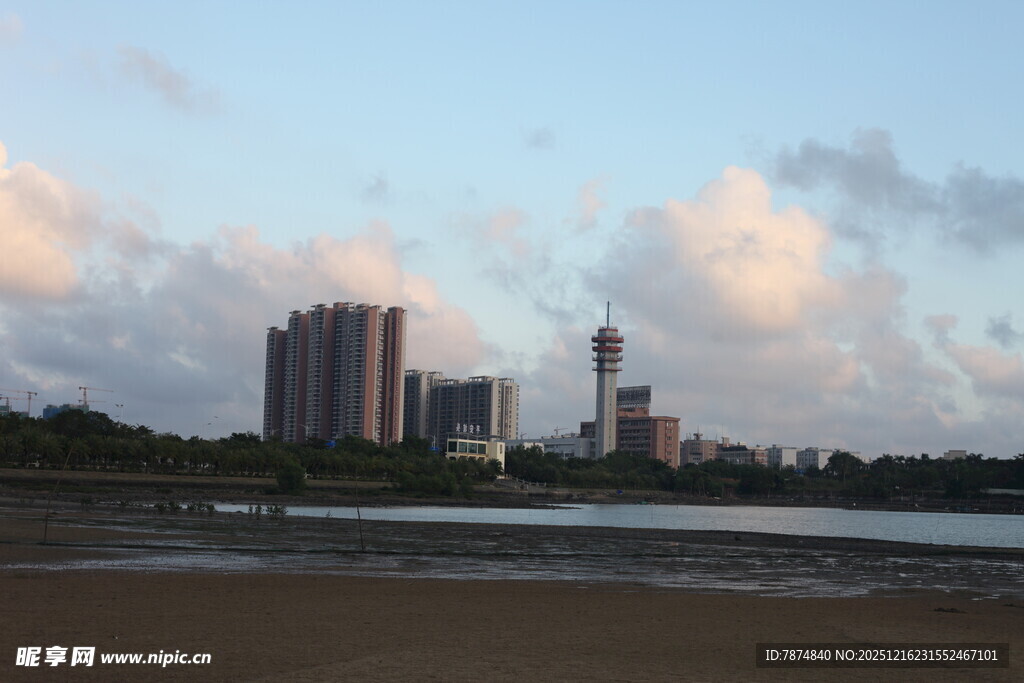 海滨城市黄昏美丽景致