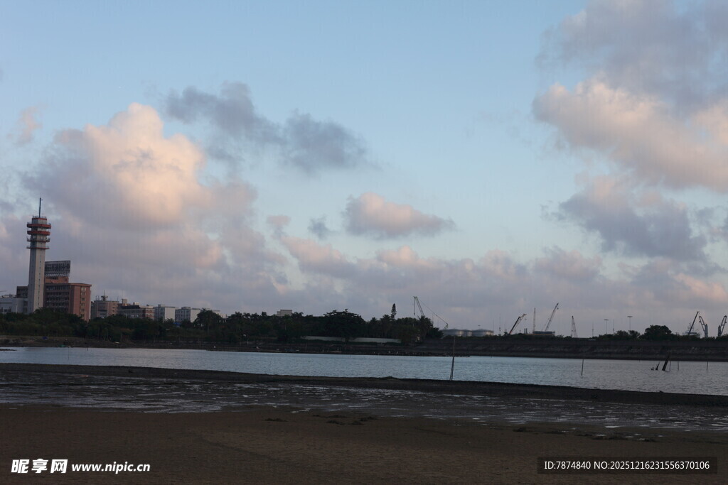 海滨城市黄昏美景