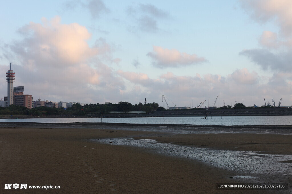 海滨城市黄昏美景