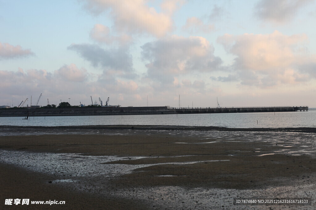 海边暮色下的宁静沙滩