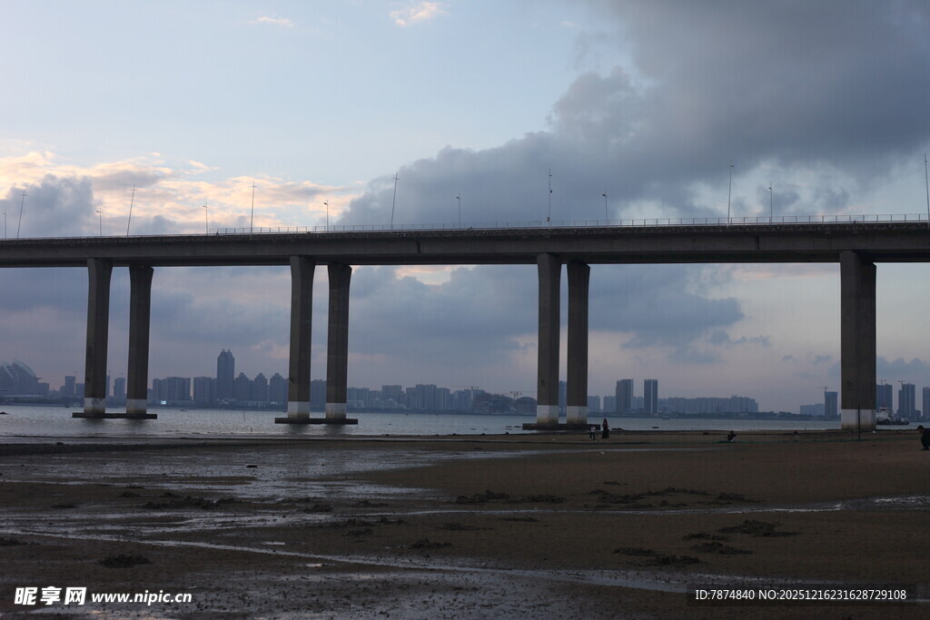 黄昏下的跨海大桥景观