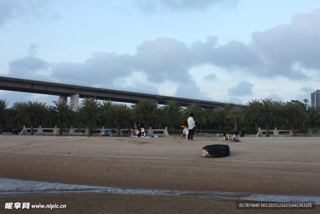 桥下空旷场地与远处景象