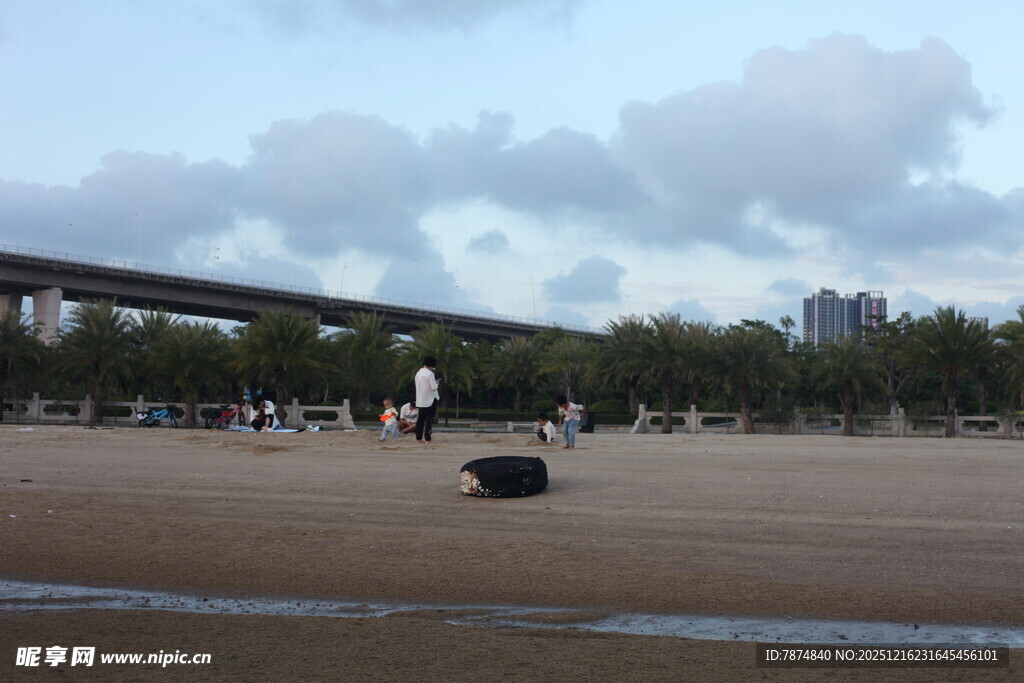 城市沙滩上的休闲场景