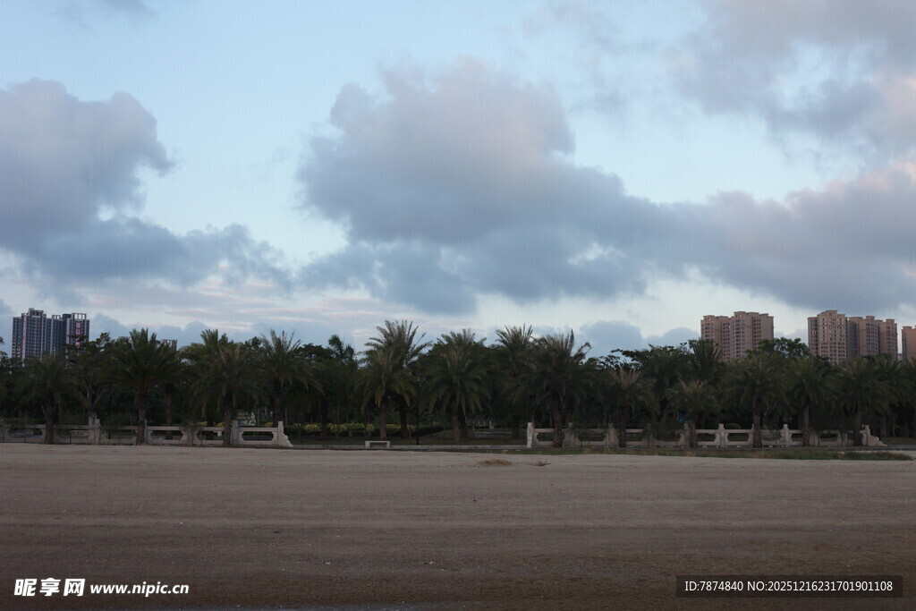 城市边缘的开阔草地与天际