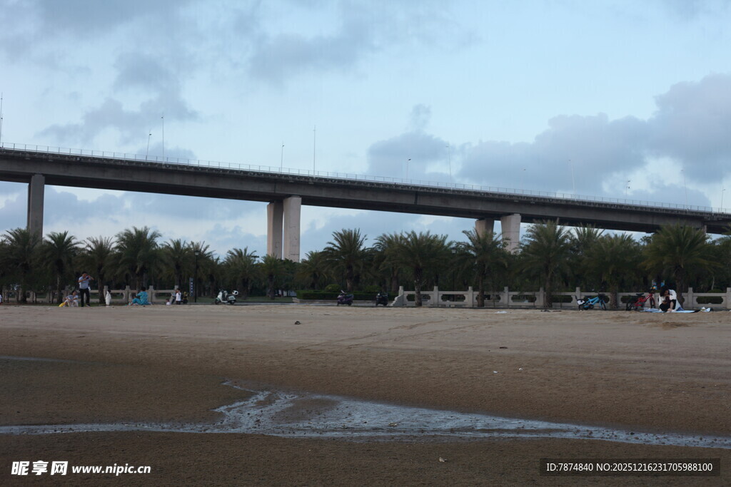 河边高架桥与开阔沙地