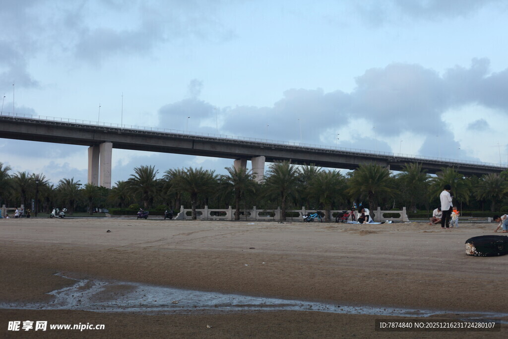 海滨大桥下的开阔沙滩