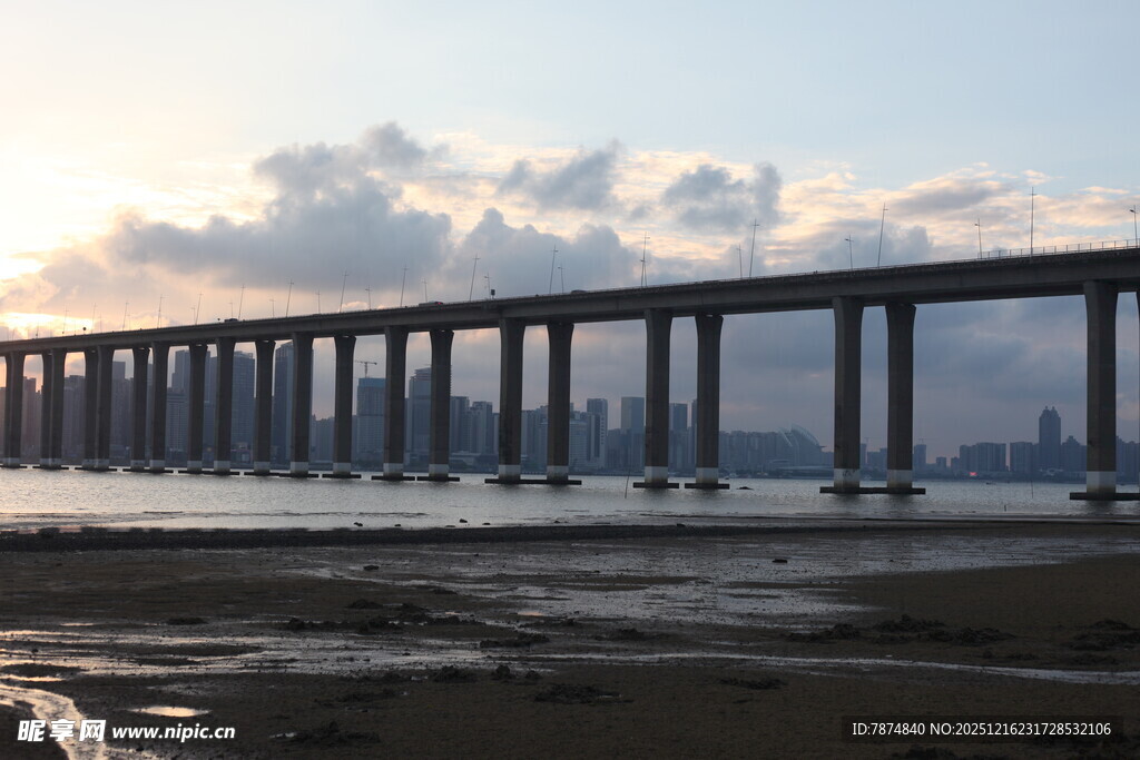 夕阳下的跨海大桥美景