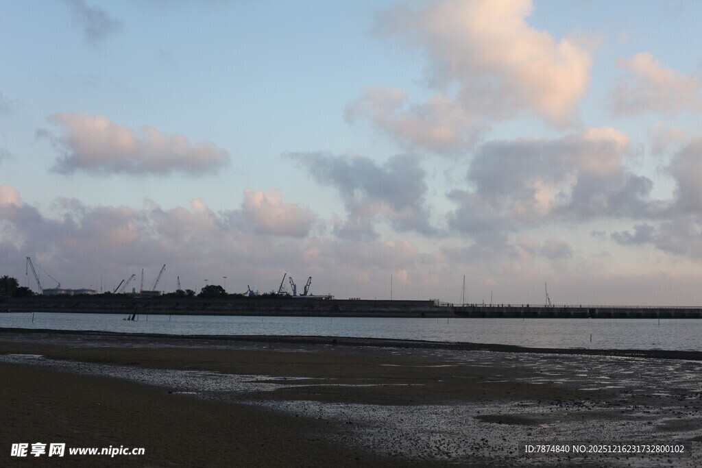 海边黄昏时的美丽景致
