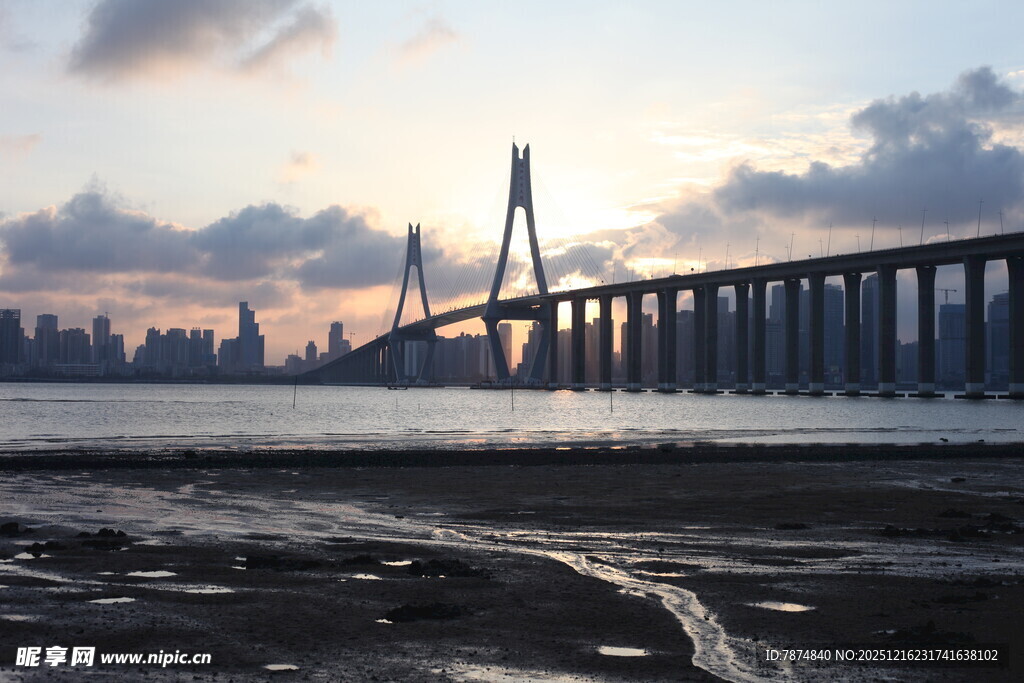 夕阳下的跨海大桥美景