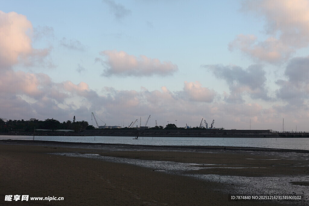 黄昏下的河畔美景