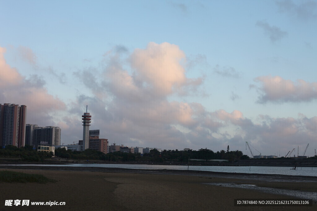 海滨城市黄昏美丽天际线