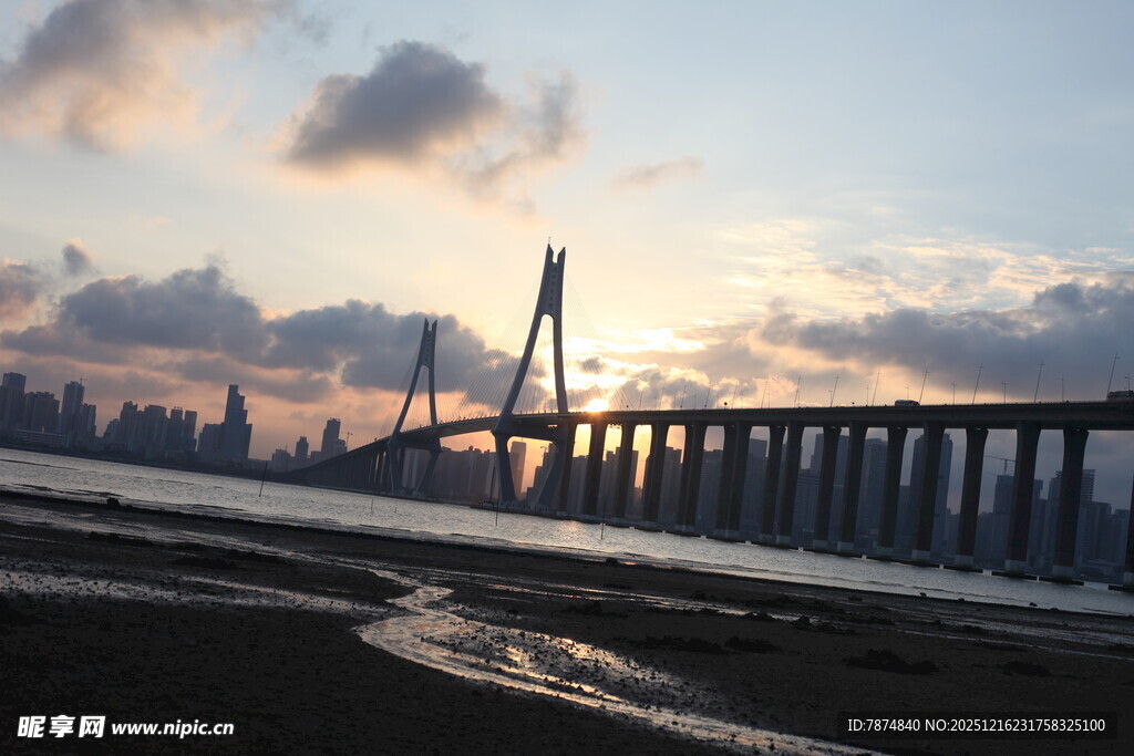 夕阳下的跨海大桥美景