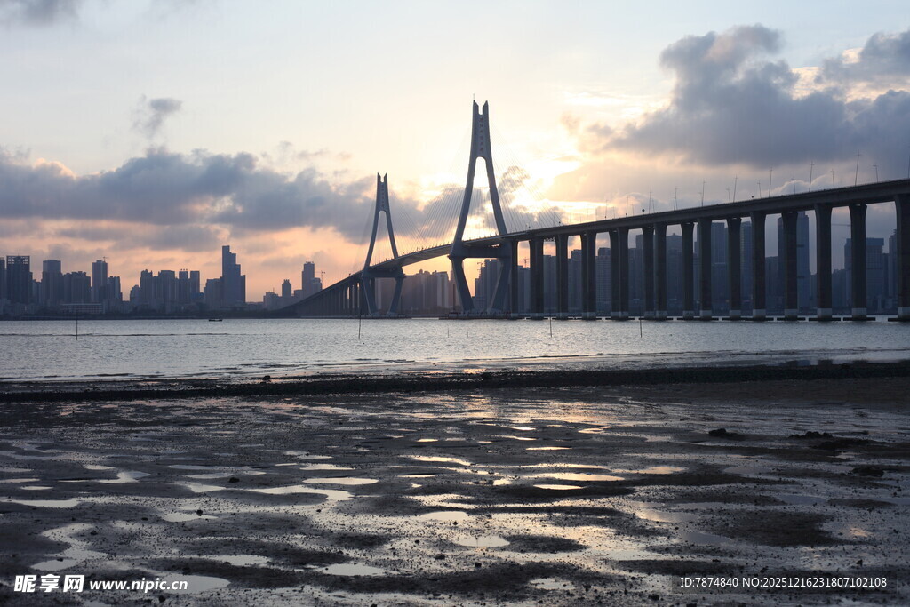 夕阳下的跨海大桥美景