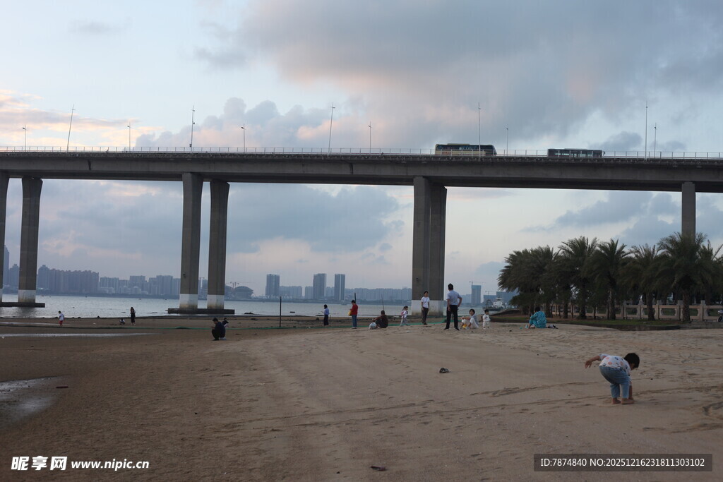 江边大桥下的休闲场景