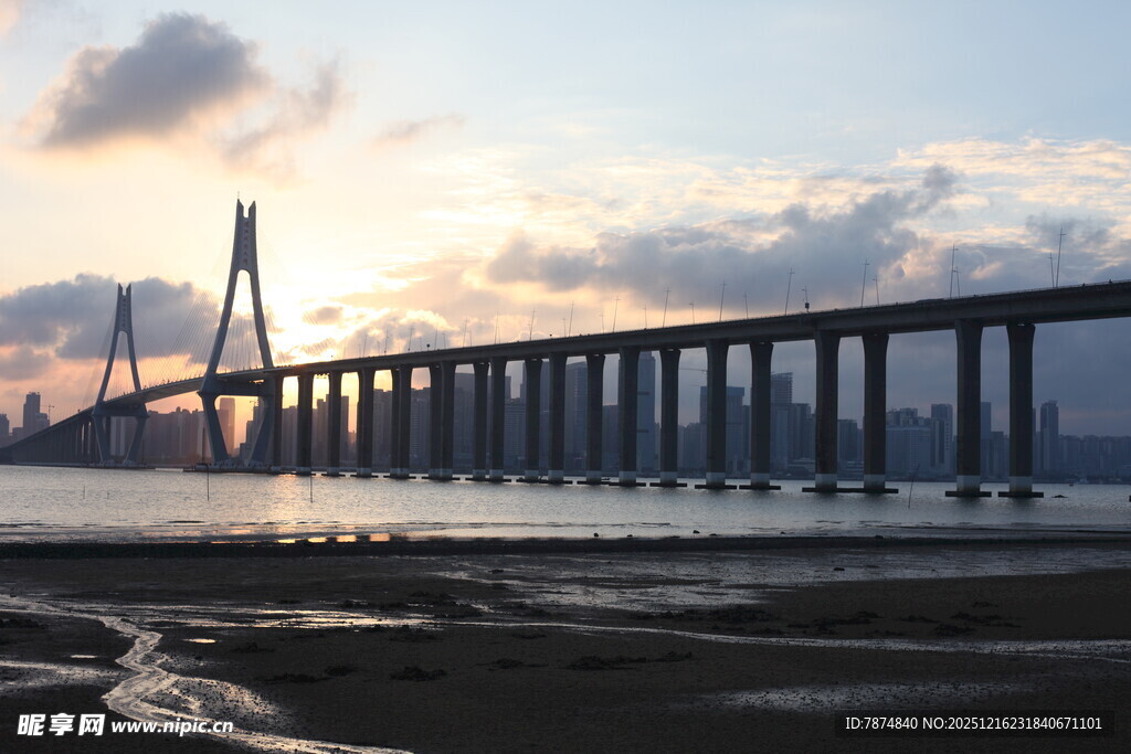 夕阳下的跨海大桥美景