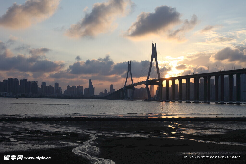 夕阳下的跨海大桥美景